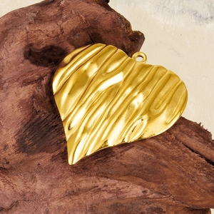 Herzanhänger aus 304 Edelstahl in Gold mit 3D-Wellenstruktur auf Holzuntergrund