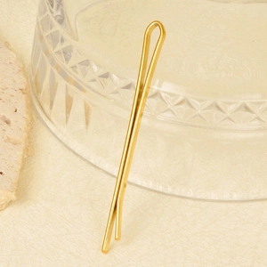 Makroaufnahme von minimalistischen 18K vergoldeten Edelstahl U-Form Haarklammern und Zubehör