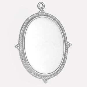 Vue macro d'un pendentif ovale argenté avec texture torsadée et détails de perles