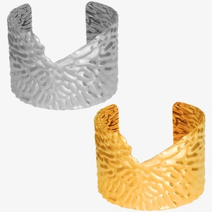 Détail de la texture martelée des bracelets manchettes en acier inoxydable doré et argenté
