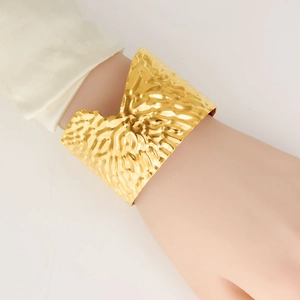 Bracelet manchette ouvert en acier inoxydable plaqué or 18K martelé pour femme