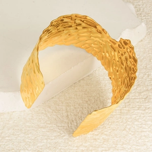 Bracelet manchette C ajustable en acier inoxydable 304 doré 18K avec texture martelée