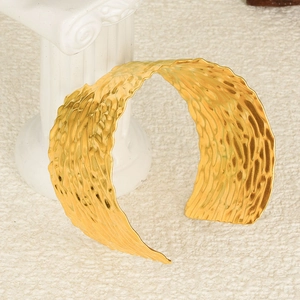 Bracelet manchette ajustable en forme de C avec texture en métal martelé plaqué or 18K