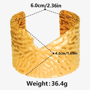 Détail du bracelet manchette plaqué or 18 carats avec texture martelée et dimensions