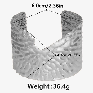 Vue détaillée du large bracelet manchette martelé avec mesures de taille et poids