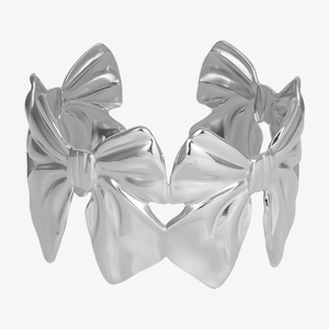 Détail d'un bracelet nœud papillon en argent poli fabriqué en acier inoxydable 304
