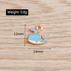 Détail du pendentif baleine en émail bleu et blanc aux dimensions 12x14mm