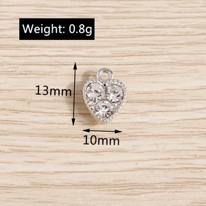 Vue détaillée du pendentif cadenas cœur en strass de 13 mm de haut et 10 mm de large