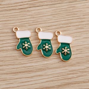 Tres colgantes de guantes navideños verdes y blancos con copos de nieve dorados para joyas DIY