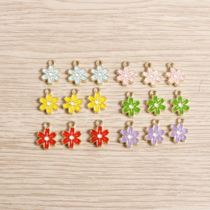 Vue de dessus de breloques fleurs en émail colorées pour la fabrication de bijoux DIY