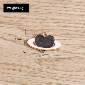 Dettaglio del ciondolo pianeta cuore con dimensioni di 13mm di altezza e 21mm