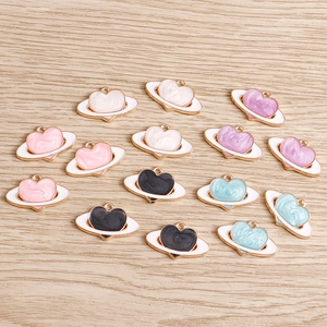 Ciondoli in Lega Smaltata a Forma di Cuore e Pianeta Saturno Pendenti alla Moda per Fai da Te Collane Braccialetti Gioielli da Donna
