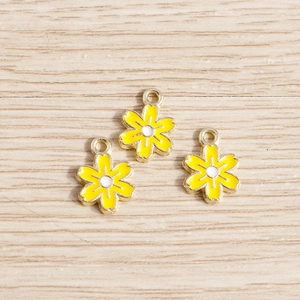 Trois breloques marguerites en émail jaune et blanc avec finition métal doré pour bijoux