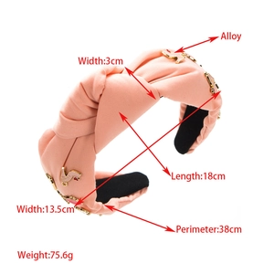 Serre-tête en tissu rose avec breloques d'escarpins dorées, vue des dimensions