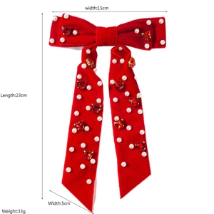 Détail du nœud en velours rouge avec gemmes cœurs, perles et longueur de 23cm