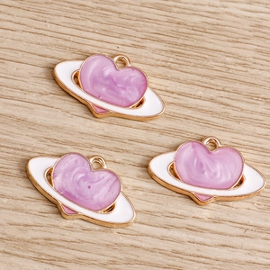 Ciondoli pianeta cuore rosa con finitura smaltata dorata e anelli bianchi per gioielli DIY
