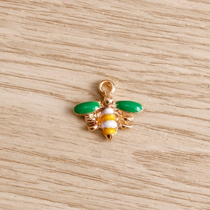 Detailaufnahme von Bienenanhänger aus Legierung mit grünen Emaille-Flügeln für DIY-Schmuck