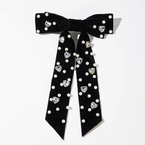 Détail de la barrette en velours noir avec perles et strass en forme de cœur brillant