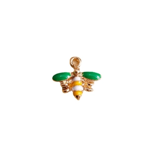 Anhänger Biene in Gold mit grünen Emaille-Flügeln und gelben Streifen für DIY-Schmuck