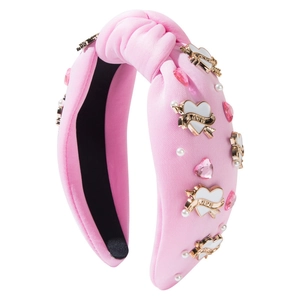 Serre-tête rose en tissu à nœud avec breloques cœur, perles et gravure LOVE sur blanc