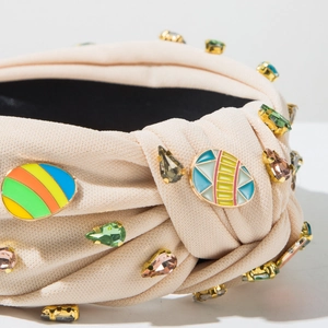 Détail du serre-tête de Pâques avec œufs en émail colorés et strass brillants en gouttes