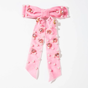 Détail de la barrette en velours rose avec perles blanches et strass en cœur