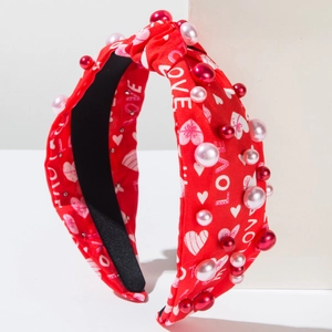 Vue détaillée du serre-tête rouge de Saint-Valentin avec imprimé LOVE et perles
