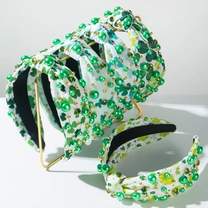 Détail de serre-têtes Saint-Patrick avec imprimé trèfle et embellissements de perles vertes