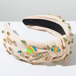 Détail du serre-tête noué de Pâques avec strass colorés et breloques d'œufs émaillés