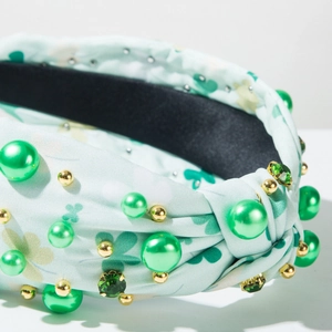 Détail macro du serre-tête Saint-Patrick avec trèfles imprimés et perles vertes