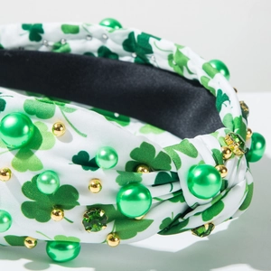 Détail d'un serre-tête Saint-Patrick avec imprimé trèfles verts et perles élégantes