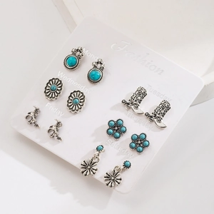 Detail van westerse oorbellen set met turquoise en bloemmotieven op wekelijkse kaart