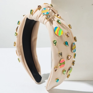 Détail du bandeau noué avec breloques d'œufs de Pâques en émail et pierres colorées