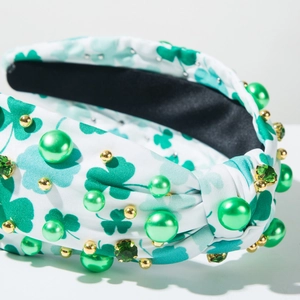 Détail du serre-tête de la Saint-Patrick avec motif trèfle et perles vertes décoratives