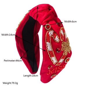 Détail du serre-tête rouge avec motifs de cœurs perlés et ornements en gemmes