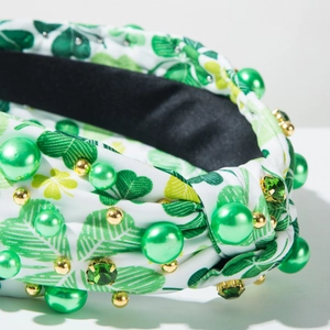 Détail du serre-tête Saint-Patrick avec trèfles, perles vertes et cristaux brillants
