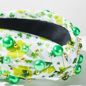Vue détaillée du serre-tête Saint-Patrick avec trèfles verts et perles incrustées