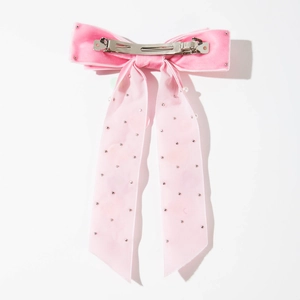 Detail van roze fluwelen haarspeld met zilveren studs en metalen veerclip sluiting
