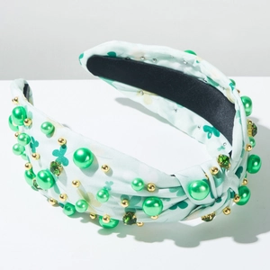 Détail du serre-tête St. Patrick avec trèfles verts, perles et pierres précieuses