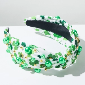 Détail du serre-tête de la Saint-Patrick avec trèfles verts et grandes perles