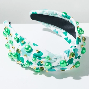 Détail du serre-tête Saint-Patrick avec trèfles, perles vertes et strass brillants