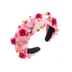 Détail du serre-tête rose tie-dye avec fleurs 3D en velours et strass brillants