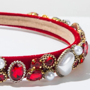 Détails de ce serre-tête baroque avec strass rouges et perles blanches élégantes