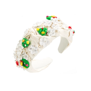 Détail du serre-tête en satin blanc avec fleurs 3D, perles et décorations de Noël