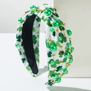 Détail du serre-tête Saint-Patrick avec trèfles verts, perles et strass brillants