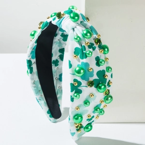 Détail du serre-tête Saint-Patrick avec trèfles verts, perles et cristaux brillants