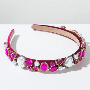 Détail du serre-tête en velours avec strass roses et perles blanches en cœur