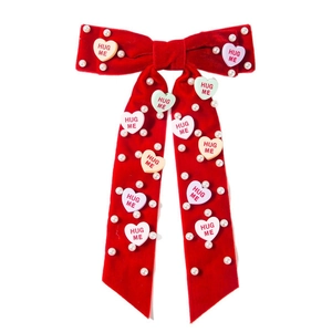 Elegante rode fluwelen haarstrik met parels en kleurrijke Hug Me hartvormige bedels