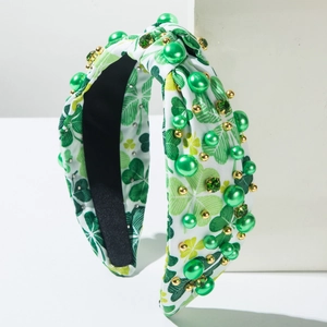 Détail de serre-tête Saint-Patrick avec trèfles verts, perles et perles de cristal