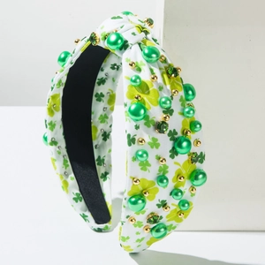 Détail d'un serre-tête Saint-Patrick avec trèfles, perles vertes et strass brillants